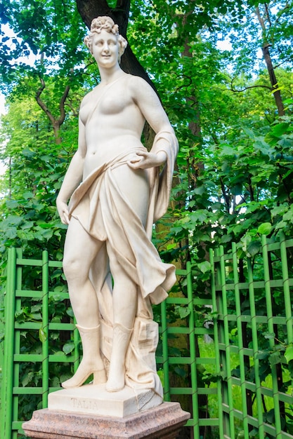 러시아 상트페테르부르크의 오래된 도시 공원 여름 정원에 있는 희극과 가벼운 시의 뮤즈인 탈리아의 대리석 동상