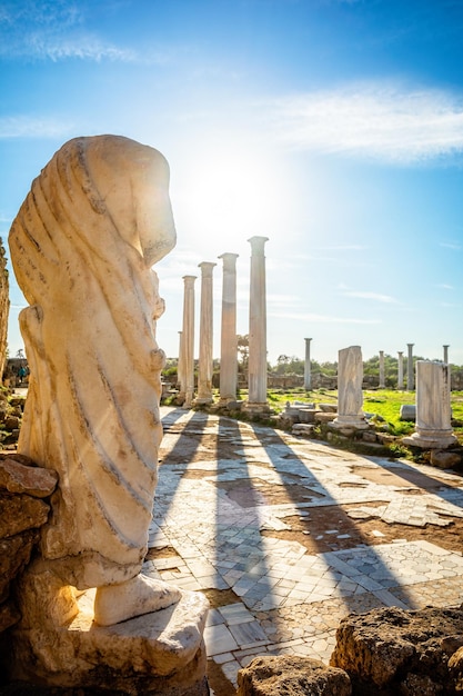 写真 太陽の光とサラミス ギリシャとローマの遺跡ファマグスタ北キプロスの古代の柱の下の大理石像