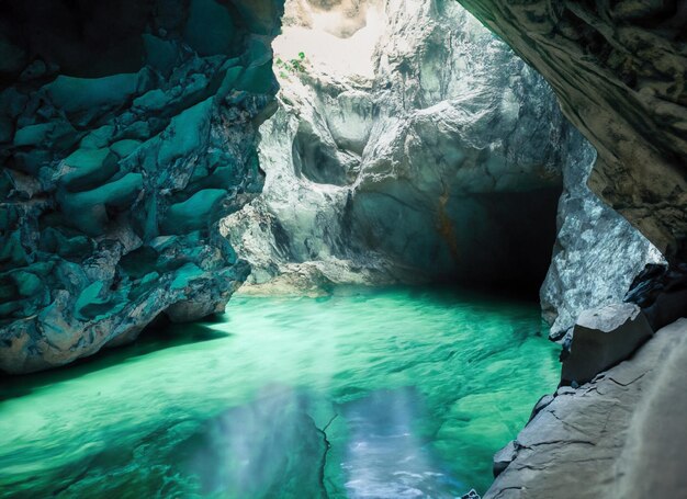 大理石の洞窟で濃い緑色の水が流れる川