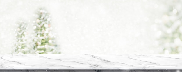 Фото Мраморный стол с размытия елки строка света размытие фона со снегом