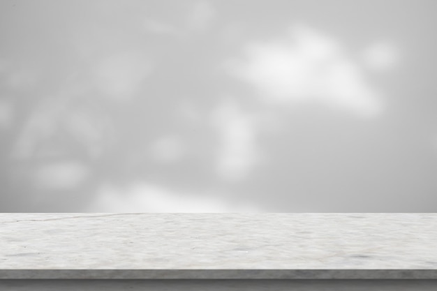 モックアップ製品の表示のための白い壁の背景に木の影のドロップと大理石のテーブル