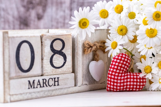 Calendario in legno dell'8 marzo, giornata mondiale della donna