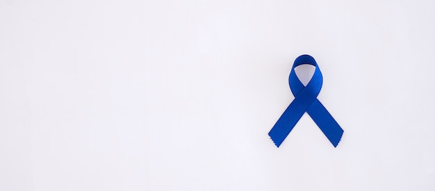 Marzo mese della consapevolezza del cancro del colon-retto, nastro blu scuro per sostenere le persone che vivono e le malattie.