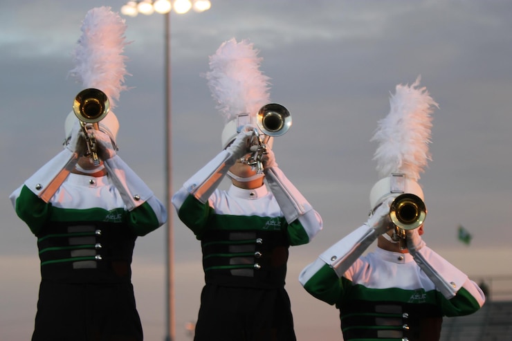 फोटो marching band playing trumpets