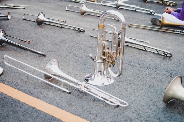 Foto strumenti musicali in trombone in marcia perfetti per bande musicali.