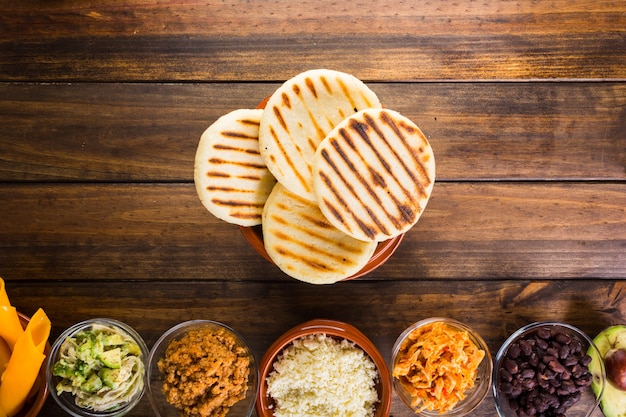 Foto marco con arepas, y distintos tipos de relleno