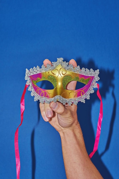 Mardi Gras-maskerademasker op blauw met confetti-kopieerruimte