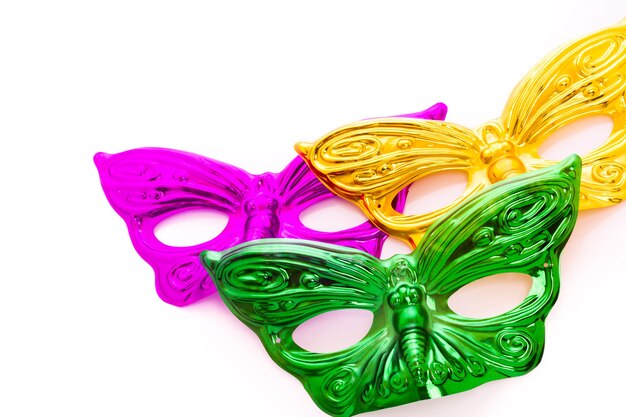 Mardi Gras-maskers op witte achtergrondkleur.