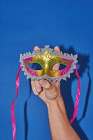 Foto mardi gras masquerade mask on blue with confetti copy space