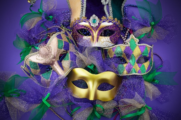 Mardi gras, Venetiaans of carnivalemasker op een paarse achtergrond. Bovenaanzicht