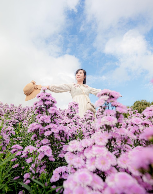 Margaret bloem veld en vrouw Portret van tienermeisje in een tuin van bloemen Young happy asian