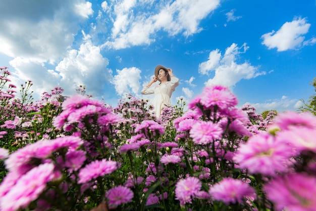 Margaret bloemenveld en vrouw, portret van tienermeisje in een tuin met bloemen, jonge gelukkige aziatische