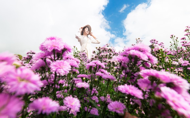 マーガレットの花畑と女性花の庭で10代の少女の肖像若い幸せなアジア人