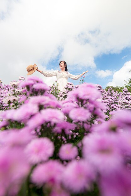 Foto margaret campo di fiori e donnaritratto di ragazza adolescente in un giardino di fiori