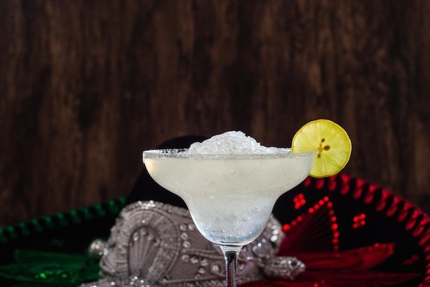 Margarita cocktail en mariachi hoed op de achtergrond Mexicaanse symbolen