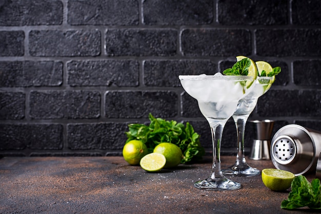 Margarita-cocktail met limoen en ijs