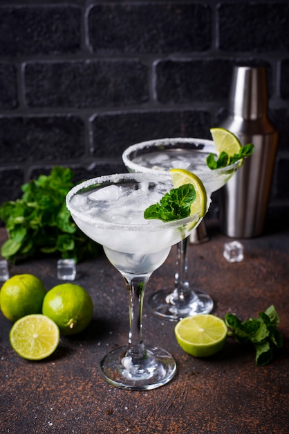 Margarita-cocktail met limoen en ijs