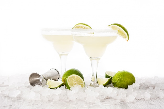 Margarita cocktail met limoen in geïsoleerd glas,