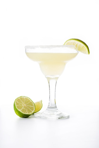 Photo margarita cocktail with lime in glass isolated,.