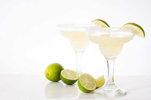 Margarita-cocktails met kalk in glas dat op wit wordt geïsoleerd