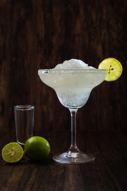 Margarita klassieke Mexicaanse cocktail Cocktail geïsoleerd op donkere achtergrond Margarita frappe