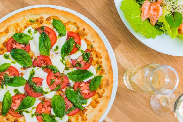 마가리타 피자 이탈리아나 피자 점심 클로즈업 사진 이탈리아 음식