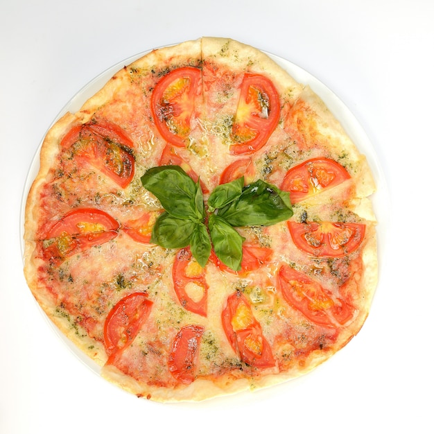 Margarita-pizza met tomaten en basilicum op wit