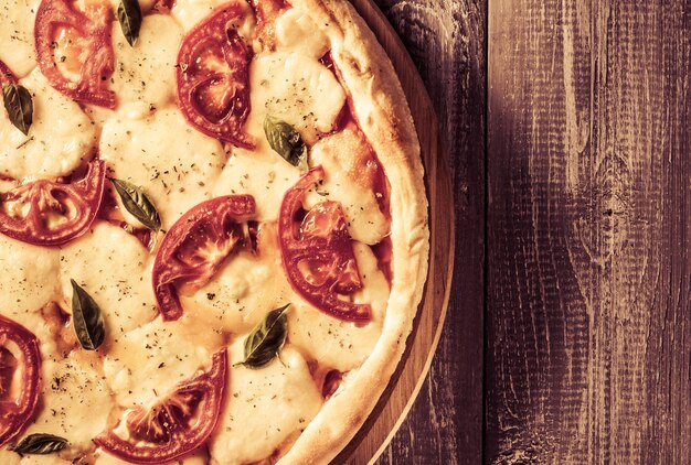 Pizza margherita al tavolo di legno