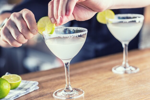 Margatita alcoholische cocktaildrank op bar in pub Barman bereidt een cocktaildrankje voor