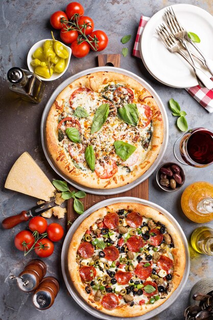Margherita en pepperoni pizza met basilicum