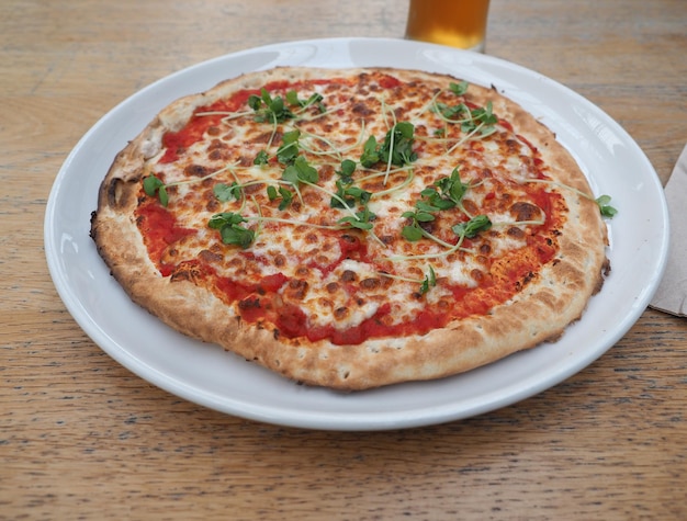 Margherita pizza gebakken eten