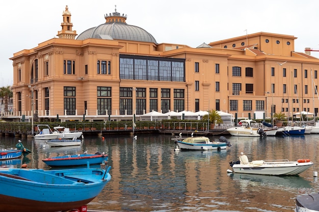 Margherita Theater en vissersboten in de oude haven van Bari Puglia Italië