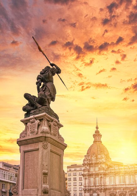 Foto piazza maria pita al tramonto nella città di la coruña nel municipio della spagna