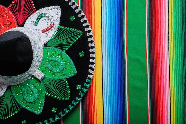 Mariachi hoed met de kleuren van de Mexicaanse vlag op een kleurrijke serape