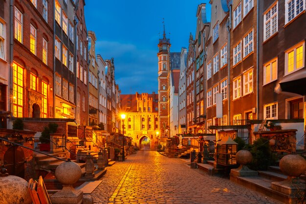 Mariackastraat en poort, de oude stad van gdansk, polen