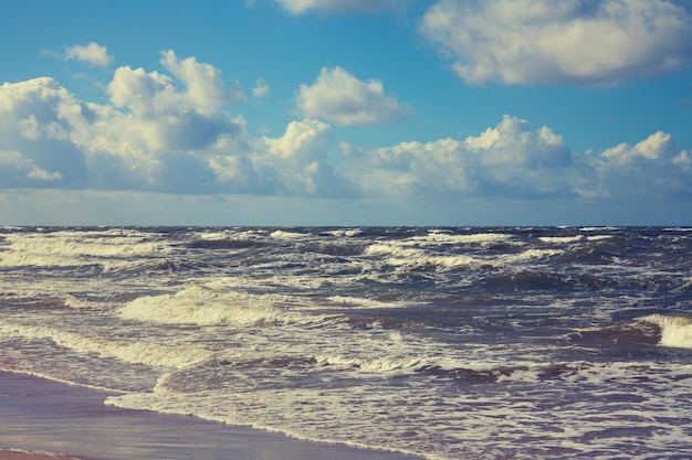 Marien landschap met stormachtige zee en blauwe bewolkte lucht