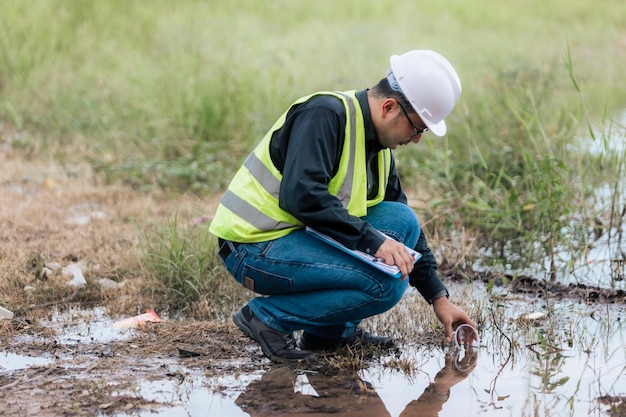 Mariene bioloog analyseert watertestresultaten en algenmonsters