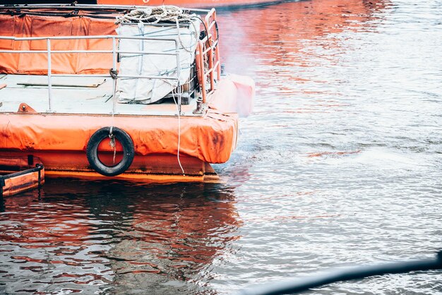 Mariene reddingsboot in de haven op het water