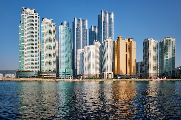 Mariene stadswolkenkrabbers in Busan, Zuid-Korea