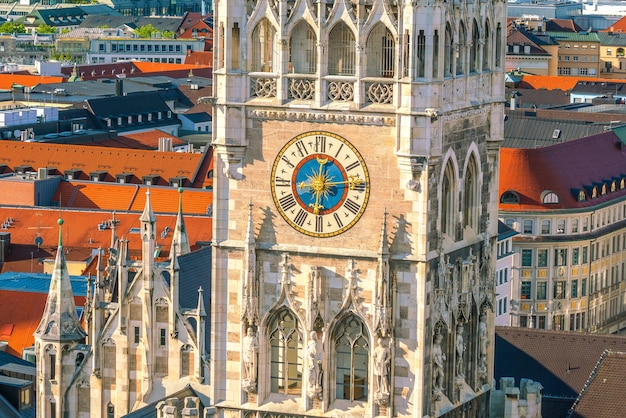 Orologio da torre del municipio di marienplatz in germania