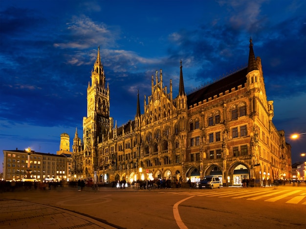 Photo marienplatz square at night with new town hall neues rathaus munich germany