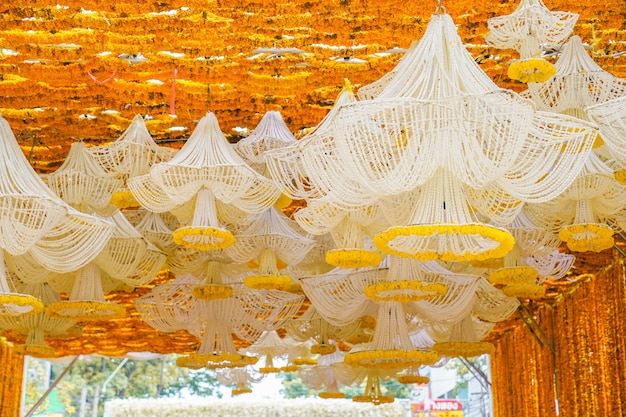 Disposizione di calendula per fiorire e mobile per decorare eventi / festival per riprese fotografiche o sfondo e sfondo nel mercato dei fiori, in thailandia.