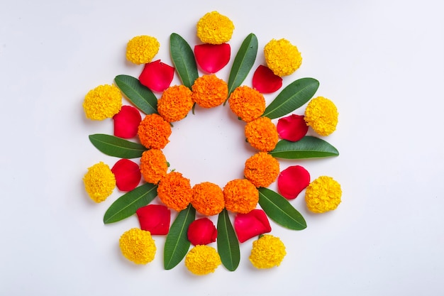 Photo marigold flower rangoli design for diwali festival, indian festival flower decoration