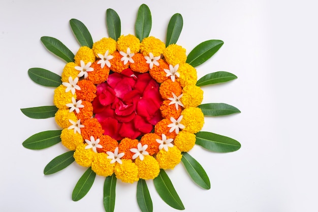 Photo marigold flower rangoli design for diwali festival, indian festival flower decoration