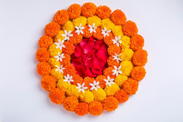 ディワリ祭、インディアンフェスティバルの花飾りのマリーゴールドの花rangoliデザイン