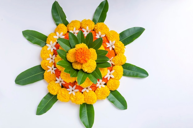 Photo marigold flower rangoli design for diwali festival, indian festival flower decoration