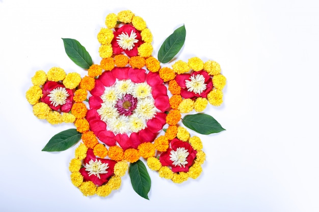 Фото marigold flower rangoli дизайн для фестиваля дивали, праздничный цветочный праздник