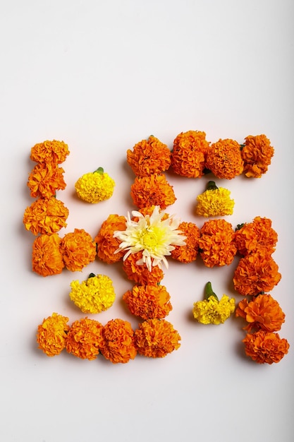 Цветок календулы Ранголи Дизайн с масляными лампами для фестиваля Дивали.