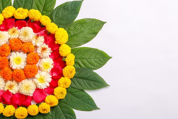 디 왈리 축제를위한 금잔화 꽃 rangoli