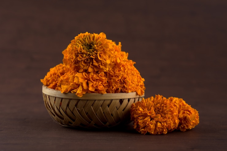 Photo marigold flowers in a bamboo basket